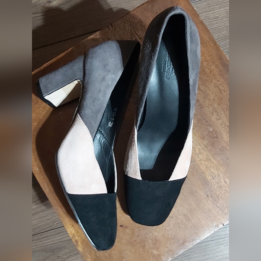 Hermès color blocked suede Pumps